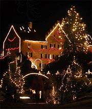 Festlich erleuchteter Weihnachtsmarkt auf Schloss Hexenagger (Foto: Schloss Hexenagger Veranstaltungs GmbH)